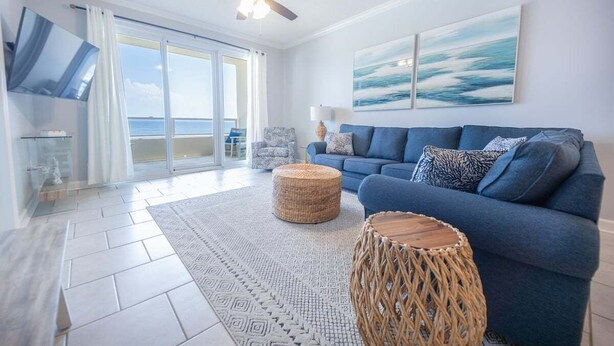 Smart TV - Spacious 3 Bedroom/3 Bathroom Beachfront Condo in (Orange Beach)