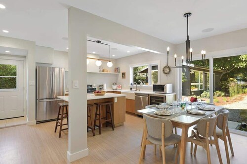 The Bayside Cottage Oceanview Vacation Home