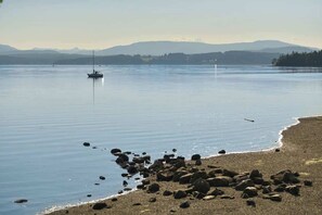 On the beach - The Bayside Cottage Oceanview Vacation Home (Victoria)