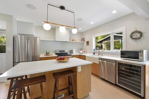 Fridge, microwave, oven, stovetop - The Bayside Cottage Oceanview Vacation Home (Victoria)