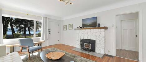 Televisión, chimenea, libros, oficina