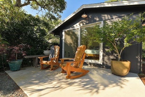 The Bayside Cottage Oceanview Vacation Home