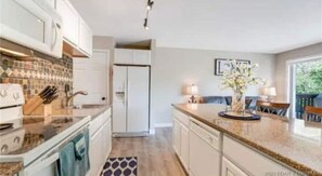 Jääkaappi, mikroaaltouuni, uuni, liesi