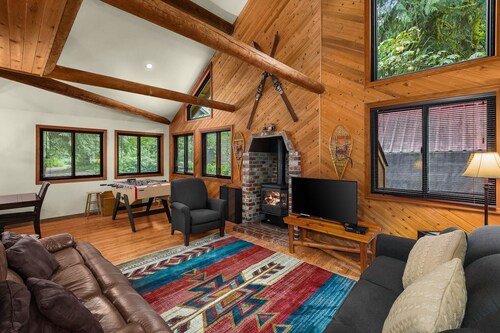 Dog-friendly cabin with fireplace, foosball, outdoor area, firepit, & W/D