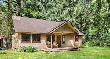 Dog-friendly cabin with fireplace, foosball, outdoor area, firepit, & W/D