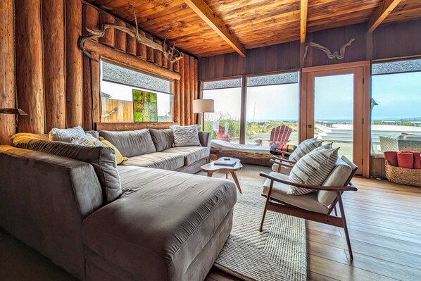 TV, fireplace - Charming water view retreat with a wood-burning fireplace, deck, grill, and W/D (Oak Harbor)