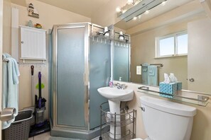 Ducha, secador de pelo y toallas