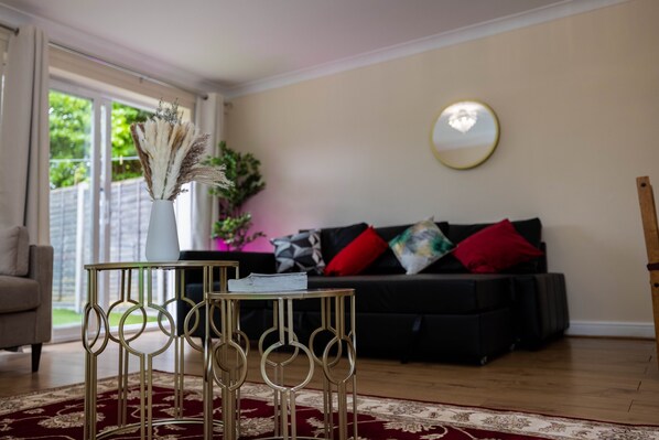 Living area - 3 bedrooms house,sofa bed, bbq stove,back garden (London)