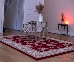 Interior - 3 bedrooms house,sofa bed, bbq stove,back garden (London)