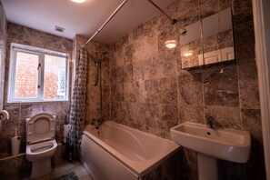 Séchoir à cheveux, serviettes fournies, savon, papier de toilette