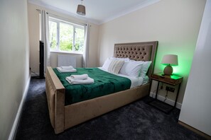 3 bedrooms, iron/ironing board, WiFi, bed sheets - 3 bedrooms house,sofa bed, bbq stove,back garden (London)