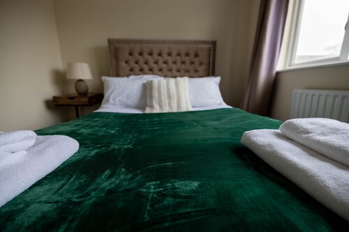 3 bedrooms house,sofa bed, bbq stove,back garden