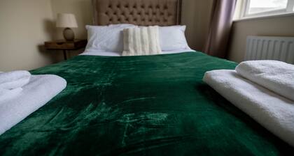 3 bedrooms house,sofa bed, bbq stove,back garden