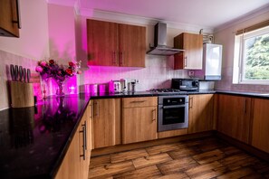 Private kitchen - 3 bedrooms house,sofa bed, bbq stove,back garden (London)