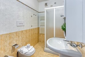 Shower, bidet, towels - Porto Letizia Venezia 7, Porlezza, Italy (Porlezza)