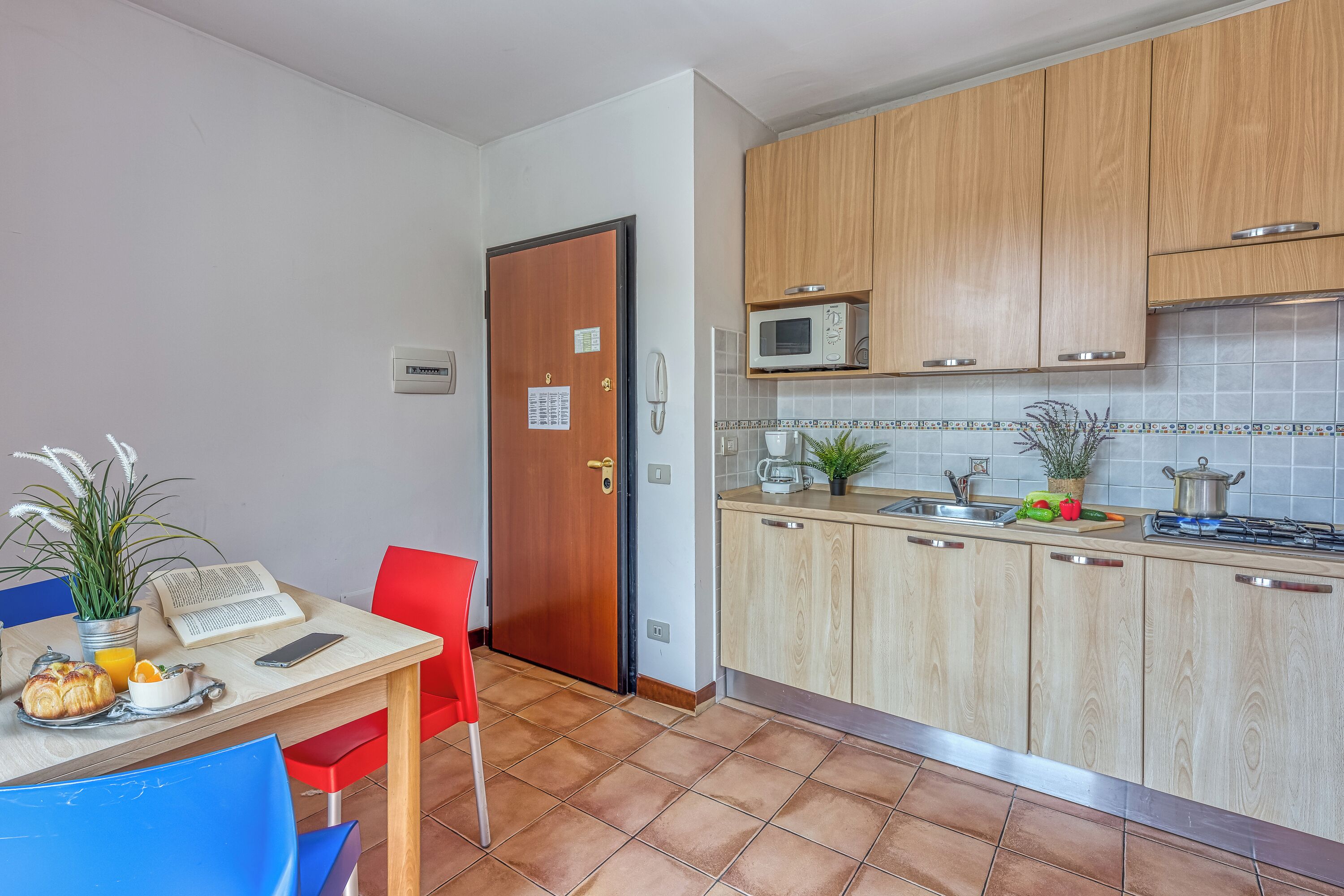 Kylskåp, mikrovågsugn, spishäll och kaffe- och tebryggare