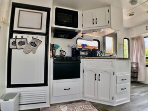 Microwave, oven, stovetop - Backyard Glamping in Camper RV (Castro Valley)
