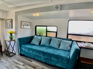 Smart TV - Backyard Glamping in Camper RV (Castro Valley)