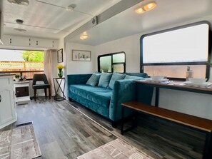 Living area - Backyard Glamping in Camper RV (Castro Valley)