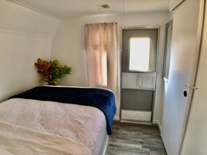 1 bedroom, WiFi, bed sheets - Backyard Glamping in Camper RV (Castro Valley)