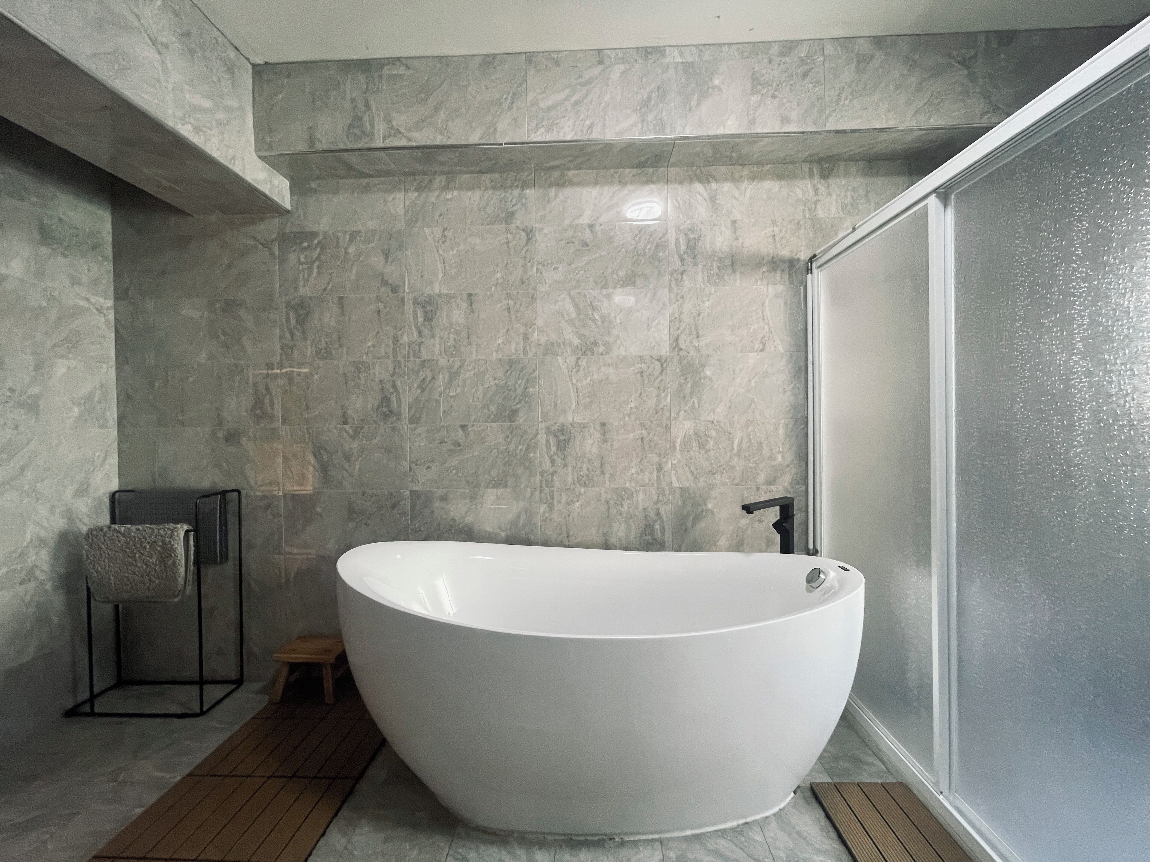 Family Apartment | Bathroom | Separate bathtub and shower, hydromassage showerhead, free toiletries