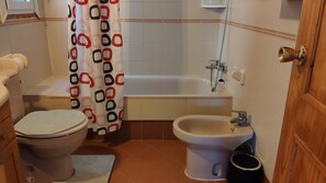 Ensemble douche/baignoire, serviettes fournies