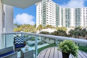 Property grounds - Spacious Beach Front 2/2 Apartment  (Hollywood)