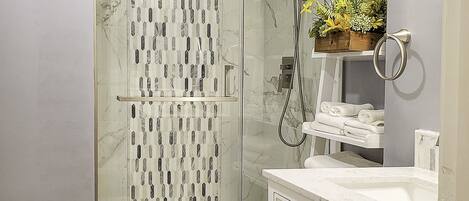 淋浴設備、按摩浴缸、風筒、提供毛巾