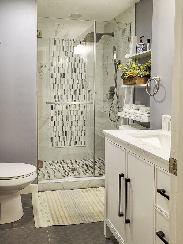 Shower, jetted tub, hair dryer, towels