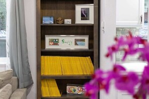 Een boekenplank met diverse lijstjes en een bord waarop 'Simplify' staat.