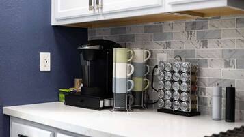 Cafetera/tetera, refrigerador, microondas, horno