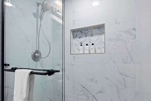 Dusche, Haartrockner, Handtücher