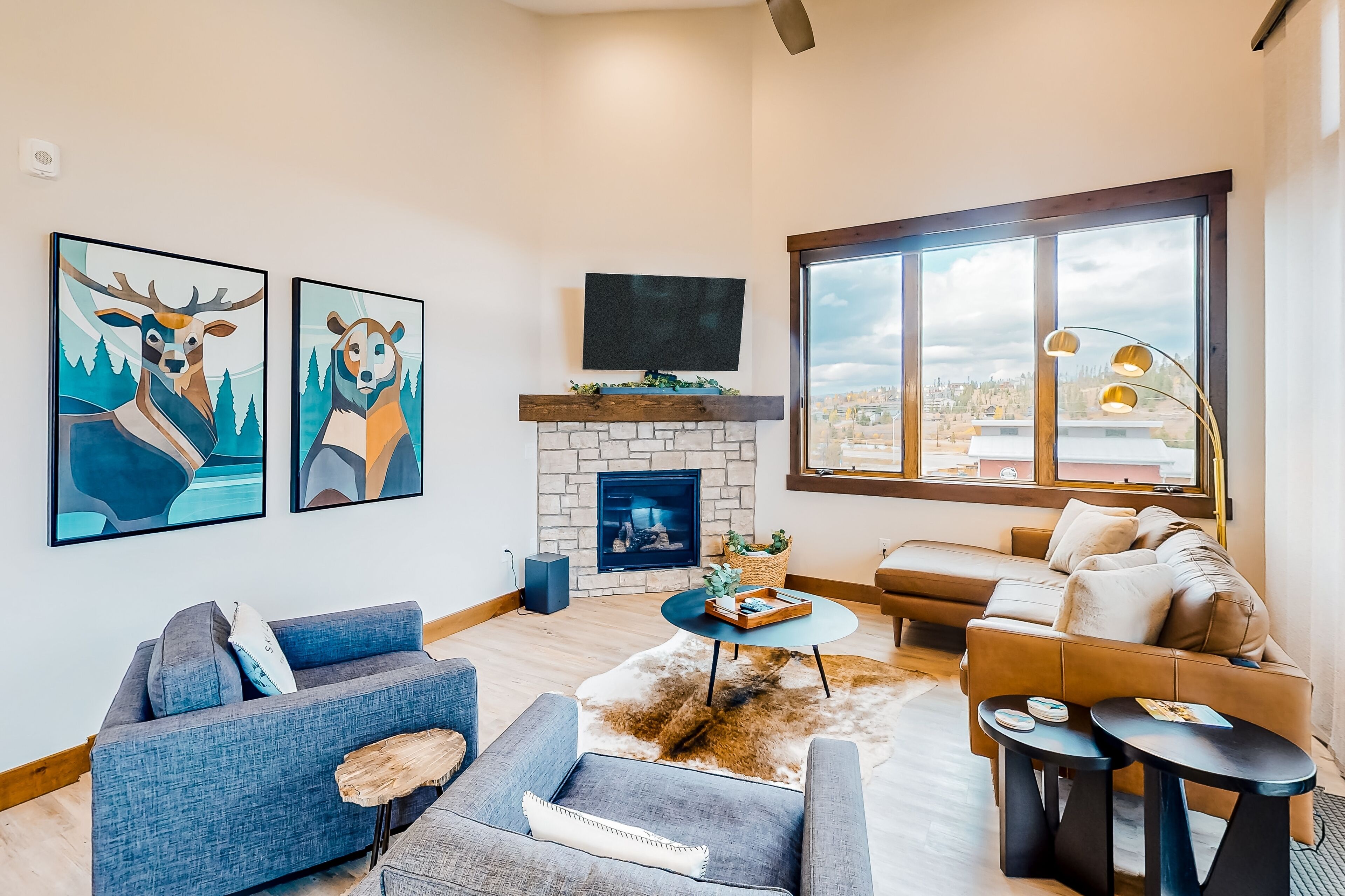 3rd-floor mtn-view condo with private hot tub, elevator, balcony, fireplace, W/D