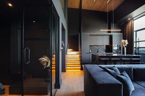 Unclassified image, 5 of 43, button