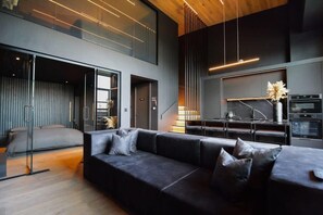 Unclassified image, 4 of 43, button