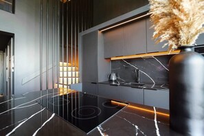 Een koelkast, een microgolfoven, een oven, een kookplaat