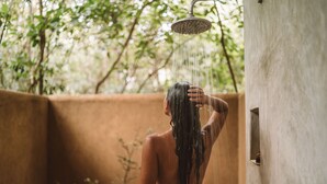 تجهيزات دش، مراحيض شطف، مناشف، صابون