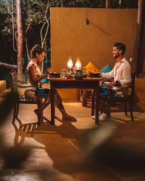 Outdoor dining - Magical Tree House in Jungle next to Pidurangala (Sigiriya)