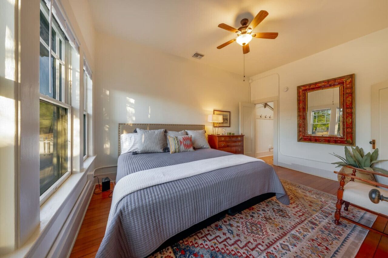 1 habitación, escritorio, tabla de planchar con plancha y cuna de viaje 