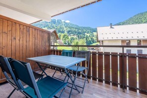 Outdoor dining - Florea : Un havre de paix au cœur du village avec garage (LA CLUSAZ)
