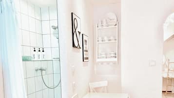 Serviettes fournies, papier toilette