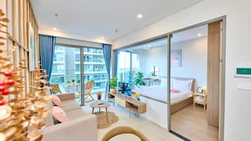 Apartamento de lujo, 1 habitación, balcón, vistas a la piscina | Servicio de la habitación