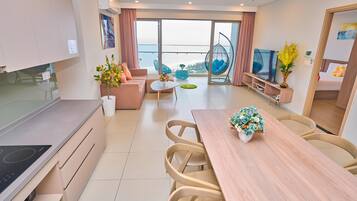 Apartamento de lujo, 3 habitaciones, bañera, vistas al mar | Comedor