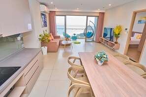 Luxury Apartment, 3 Bedrooms, Bathtub, Sea View | Dining room
