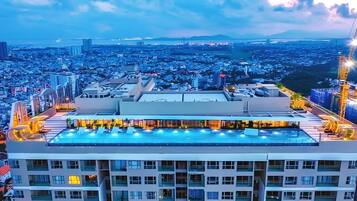 2 outdoor pools