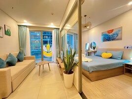 Lyxlägenhet - 2 sovrum - balkong - utsikt mot staden | Sängtillbehör av högsta kvalitet, memory foam-madrasser och minibar