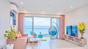 Una sala moderna con sofá, mesa de centro y mueble para la televisión.