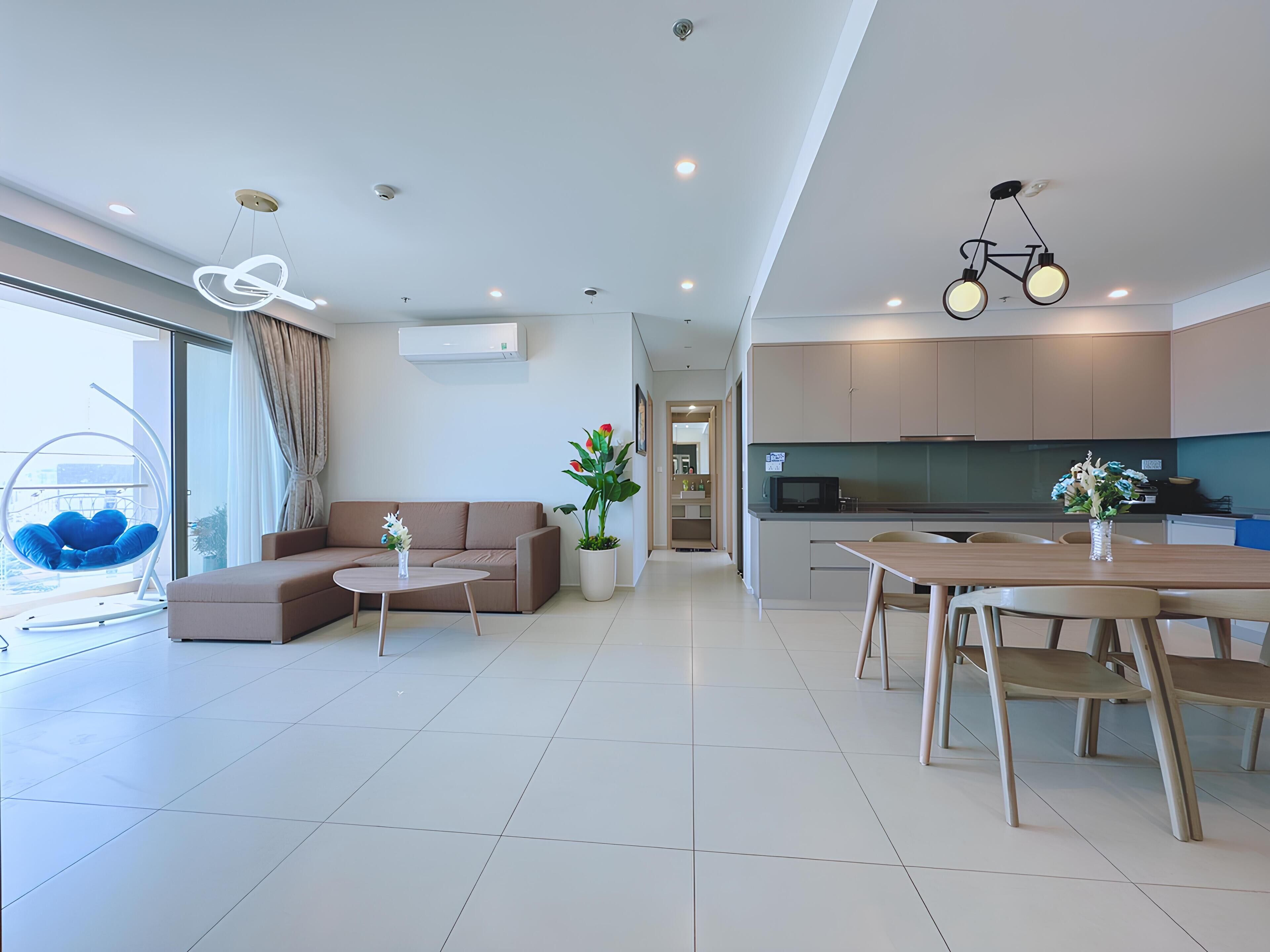 Egy modern apartman, amely nappalival, étkezővel és konyhával rendelkezik.