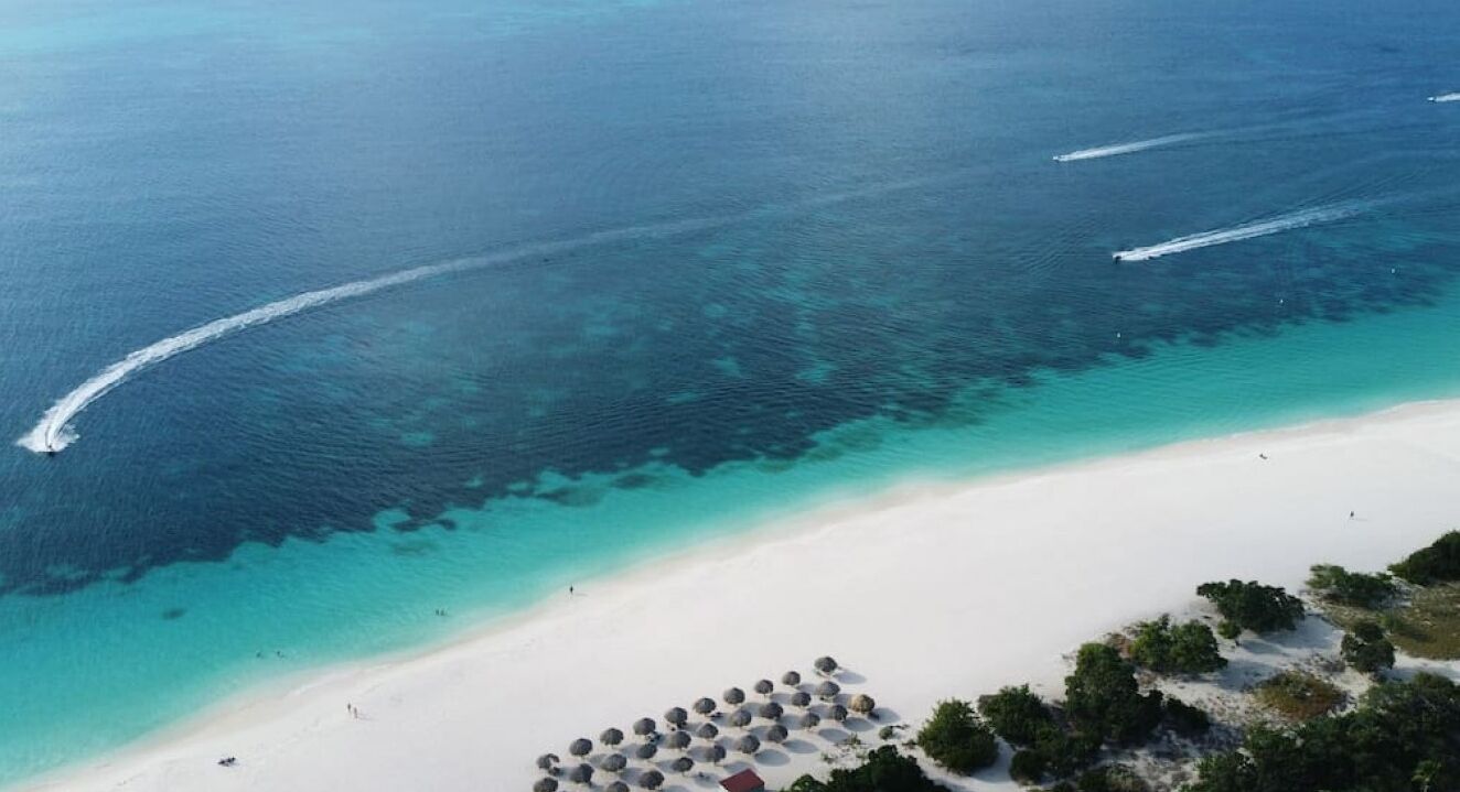 Beach nearby, sun loungers, beach towels