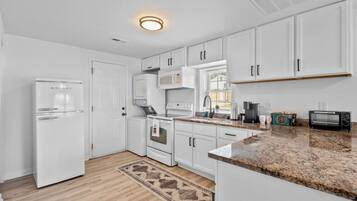 Frigorífico, microondas, horno y placa de cocina